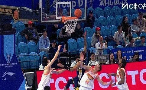 别再盯着扣篮喊“炸裂”了——格林传给库里的那记“盲传”，才是NBA最狠的“杀人诛