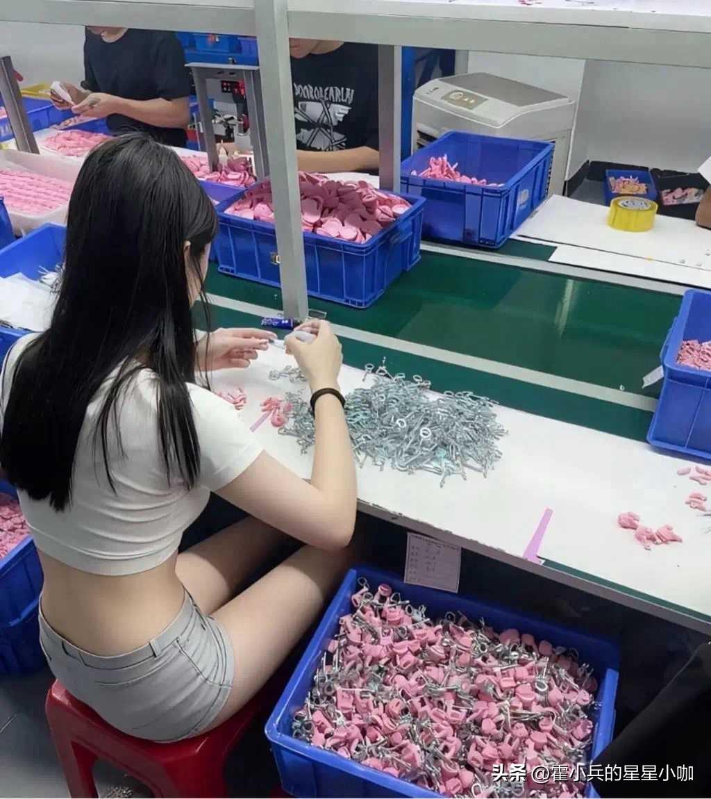 内蒙古一同学被嘲穿假鞋班主任严肃教育。为引导全班孩子树立正确价值观，班主任讲了一