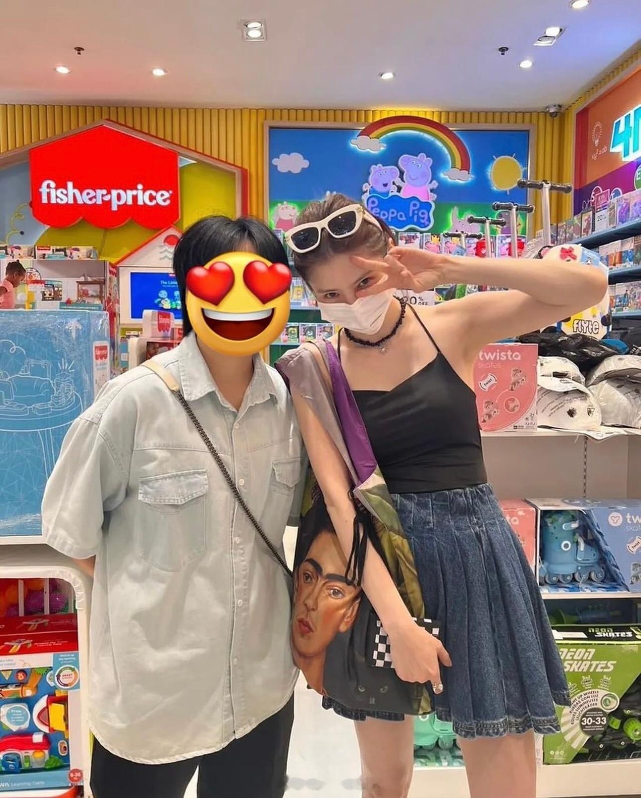 #韩素希# 泰国逛商场和粉丝合照 ​​​