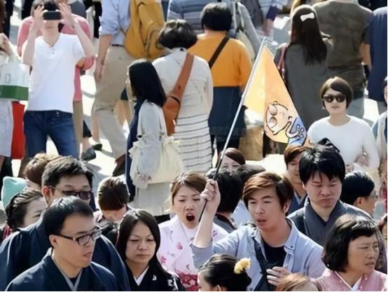 别再幻想“开战后慢慢撤侨”了！一旦中日开战，东海上空禁飞令一响，日本港口全面封锁