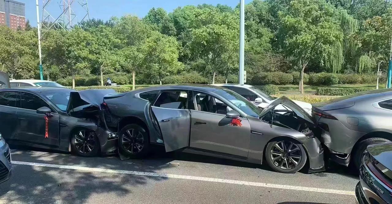 集体婚车变集体事故车，据传集体开了辅助驾驶，小鹏P7就这？刚捧完扶摇直上的何小鹏
