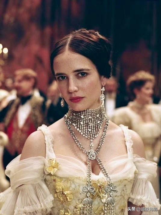 2004年，《绅士大盗》中的伊娃·格林。
那一朵穿梭在法兰西宫廷衣香鬓影间的金莲