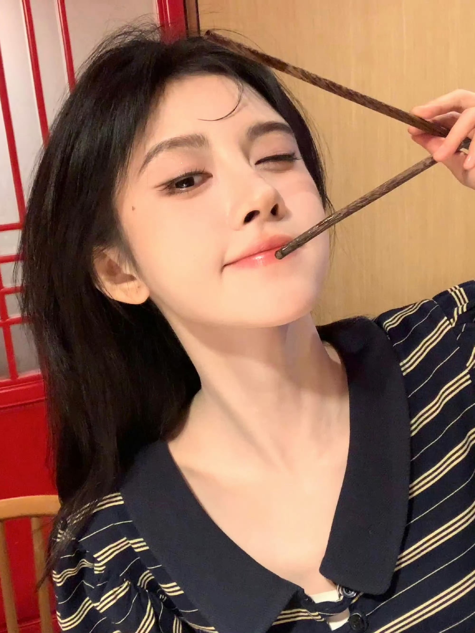 鞠婧祎吃顿好的哈哈哈太萌了，一双筷子就这么水灵灵的出片了，更期待鞠婧祎阿黛了！ 