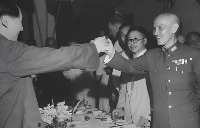 “润之，我看可以让你当省长嘛。”1945年秋，重庆桂园客厅里，蒋介石端着茶杯，冷