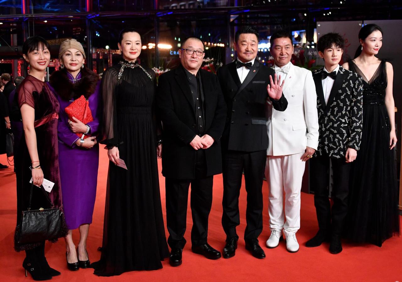 这张8人合照，我一眼就认出了清姿雅韵的咏梅，左手轻扬的王景春，也认出了秀发覆额的