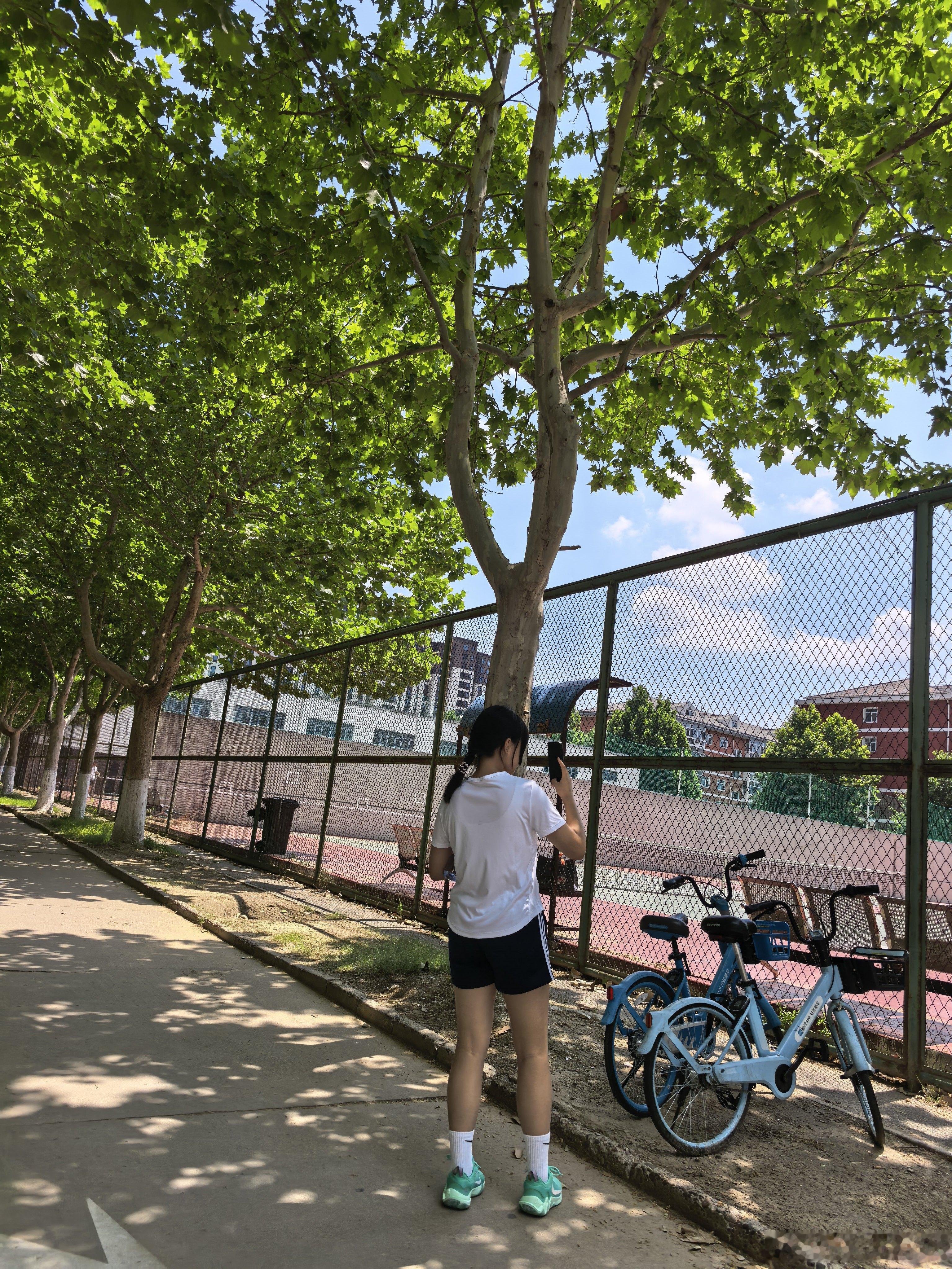 大中午1：30小孩姐和同学打排球大太阳下干晒一直打到晚上快6点现摇球友，摇到隔壁