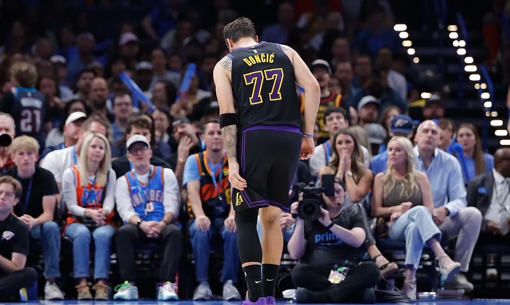 根据名记Shams今日的报道，湖人球星东契奇遭遇左腿筋拉伤，常规赛报销。随后，东