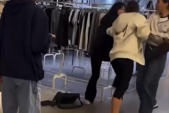 韩国首尔爆发激烈冲突！一名法国女子当众叫嚣“全世界都讨厌中国人”，旁边一名中国女