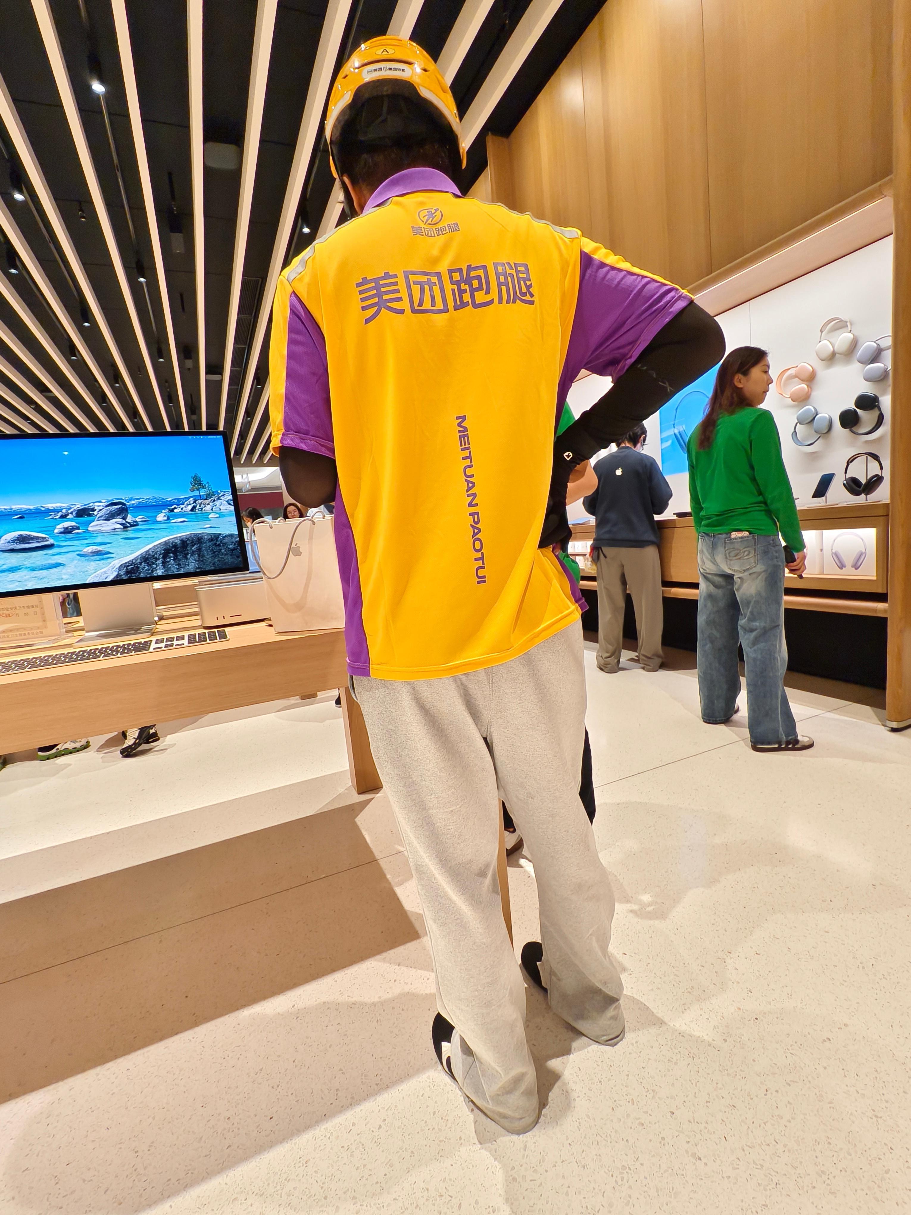 一个客户在直营店买了iPhone，想退货又不想再跑一趟，直接叫了个美团跑腿去退。