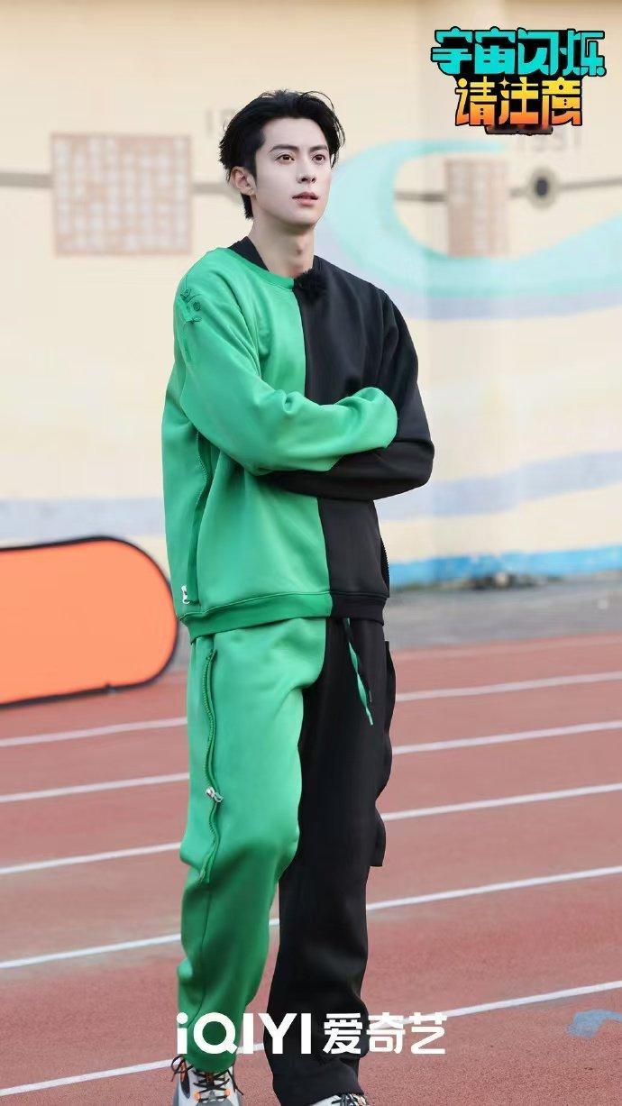 王鹤棣我好像看见你扁桃体了王鹤棣蹦极直接笑翻全场！为帮兄弟飞身挑战，喊叫声大到能