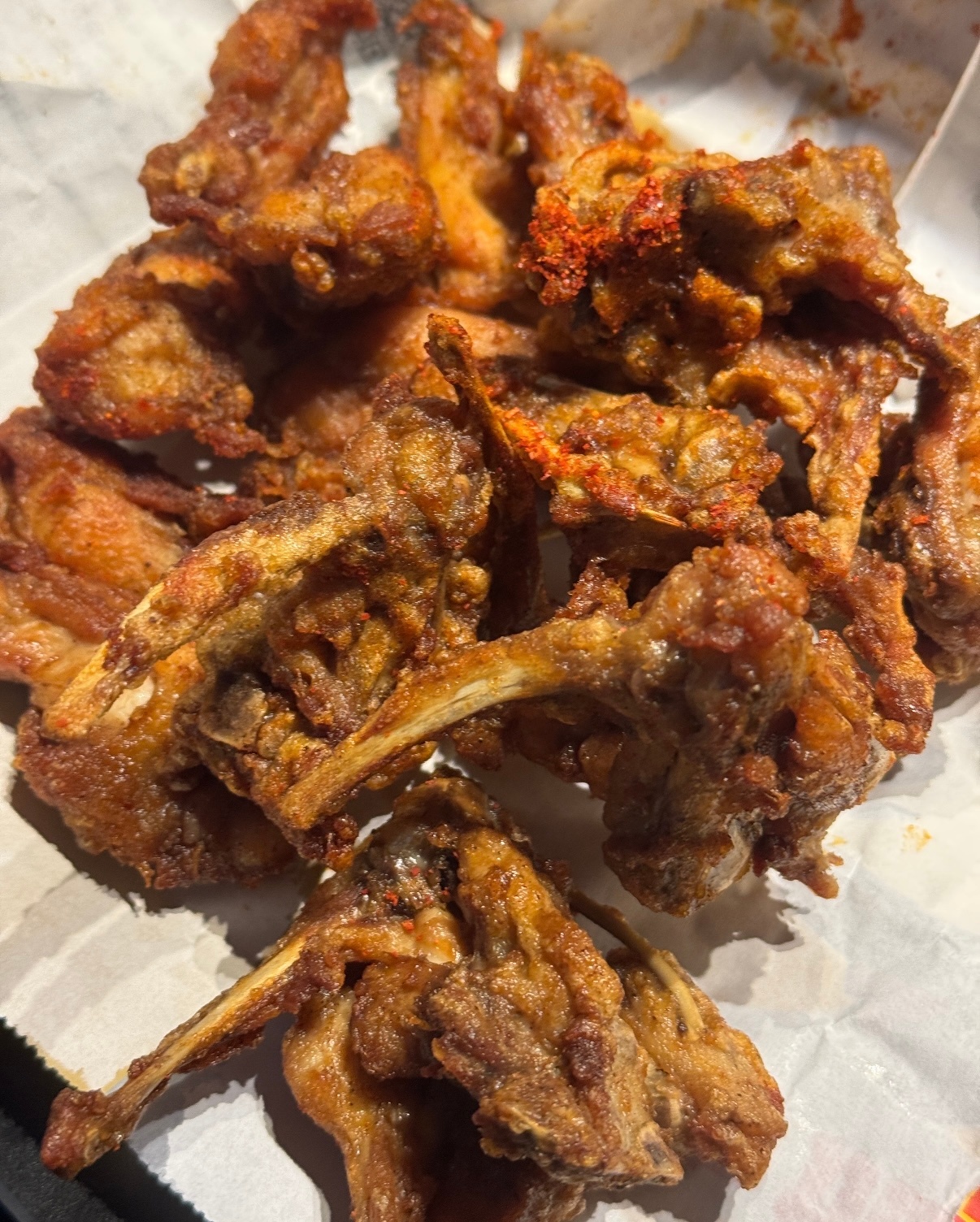 一直不理解鸡架这种食物从前不懂鸡架全是骨头有什么好吃，直到慢慢爱上细细嗦骨的快乐