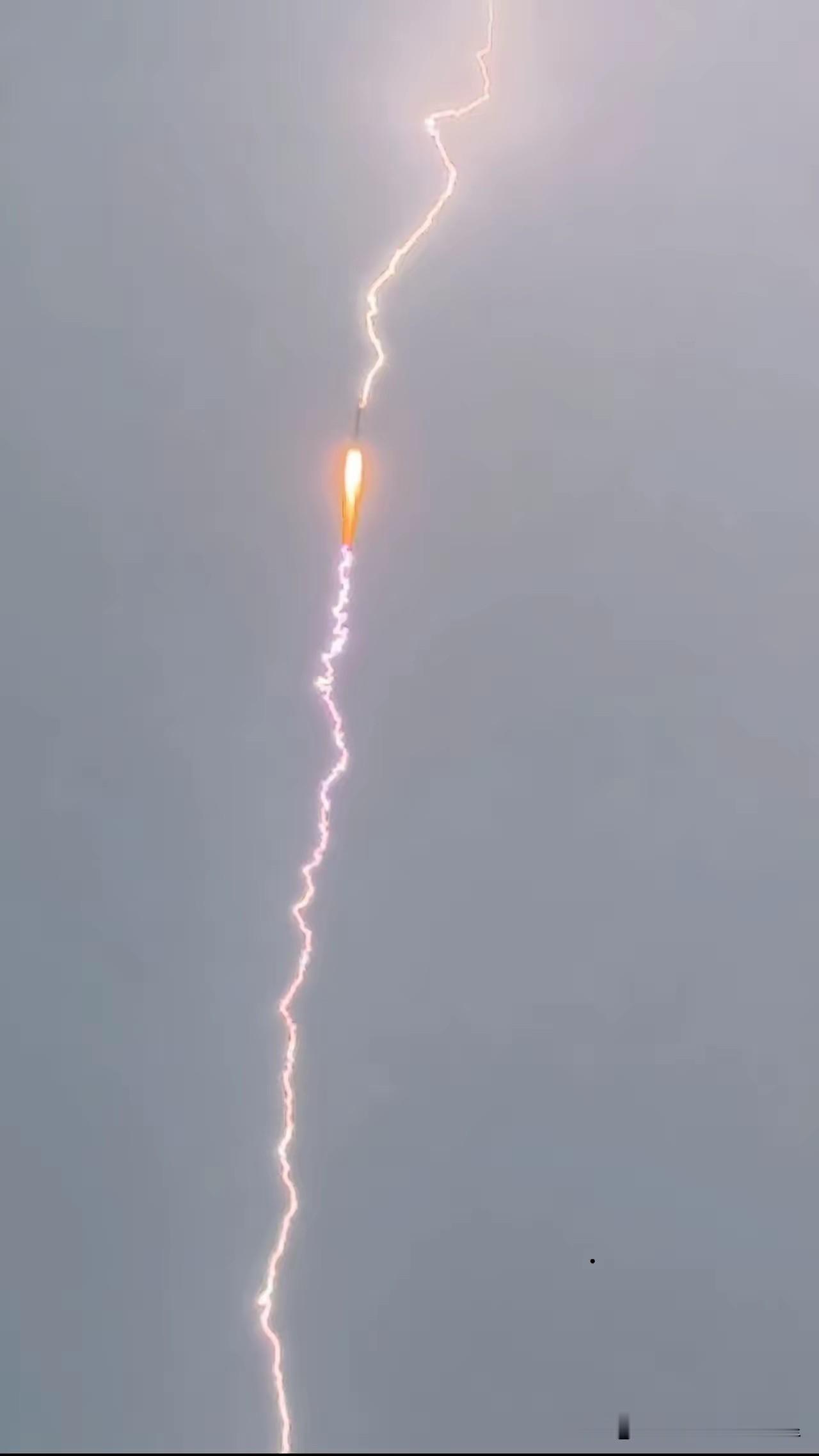 闪电击中刚升空的“三姨”！今晚，长三乙冒雨发射，升空途中遭遇闪电直击，画面清晰可