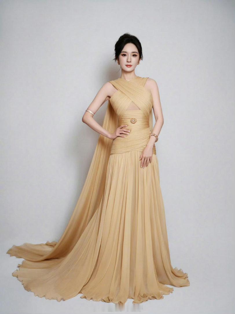 百花奖场刊杨幂身着ZUHAIR MURAD 高级定制当公式图，好美
