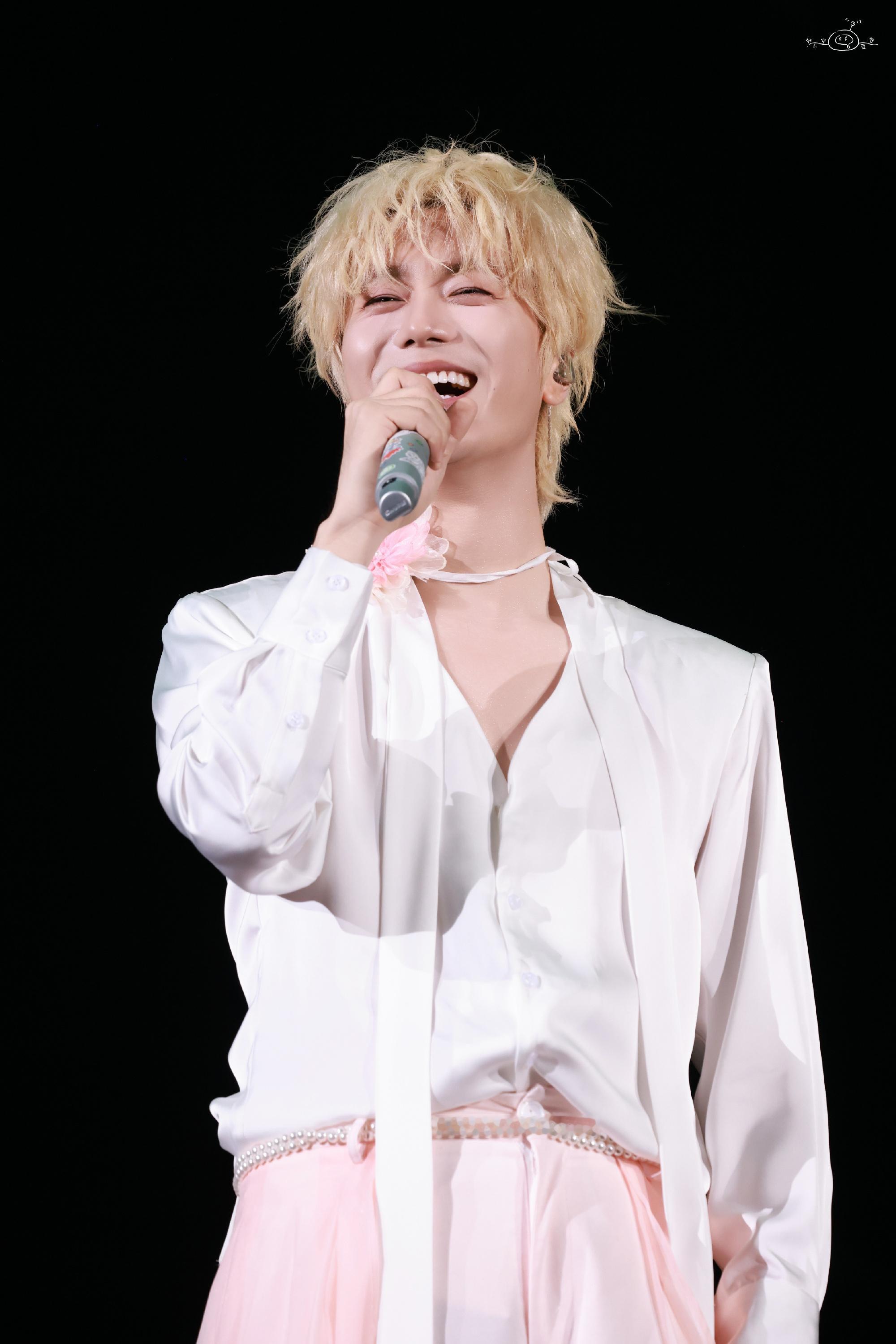 陆虎我们和好了吧演出结束后刷到他后台累到瘫坐的照片，突然就心疼了。他永远把最好的