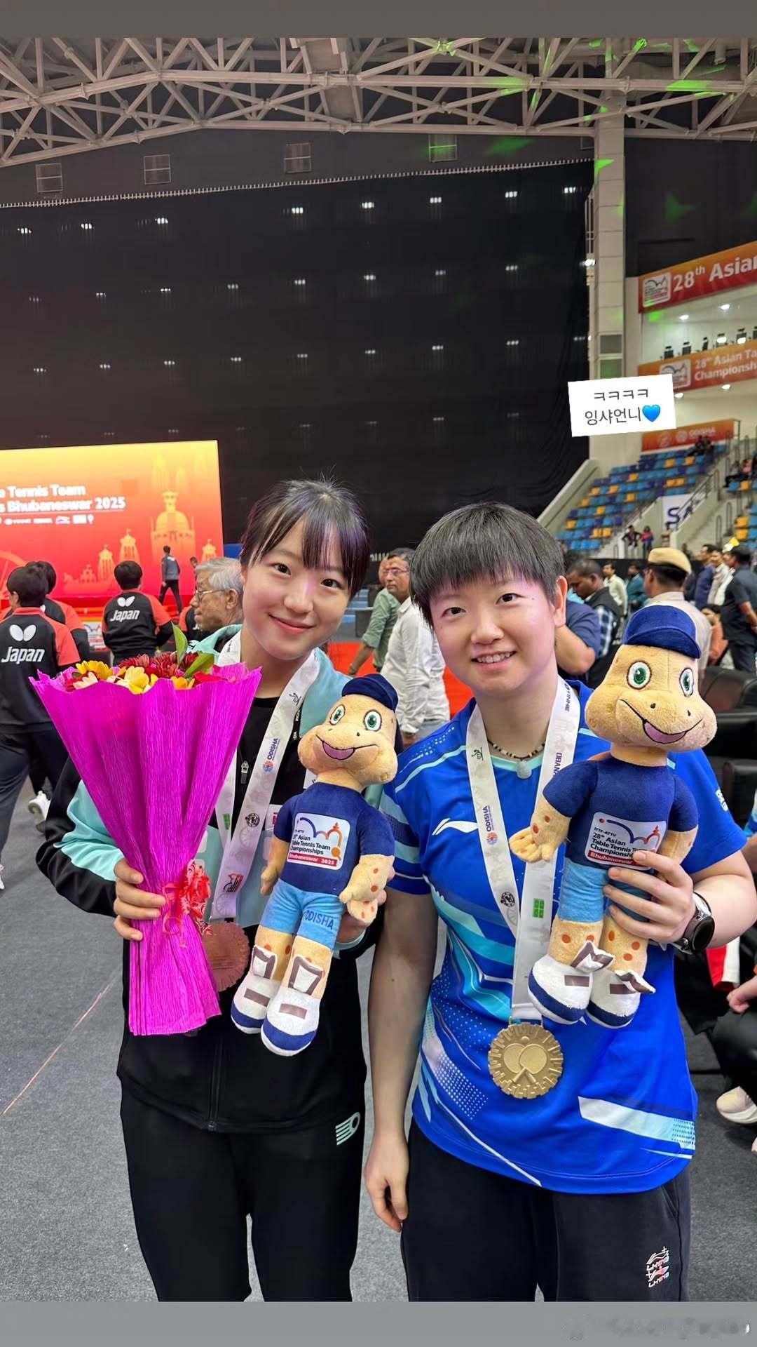印度亚锦赛 申裕斌分享和中国队孙颖莎、王曼昱、蒯曼合影📸️ ​​​