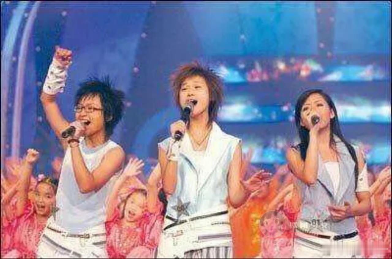 李宇春周笔畅超女后首同台 于《声生不息》的聚光灯下，李宇春与周笔畅用歌声重温超女