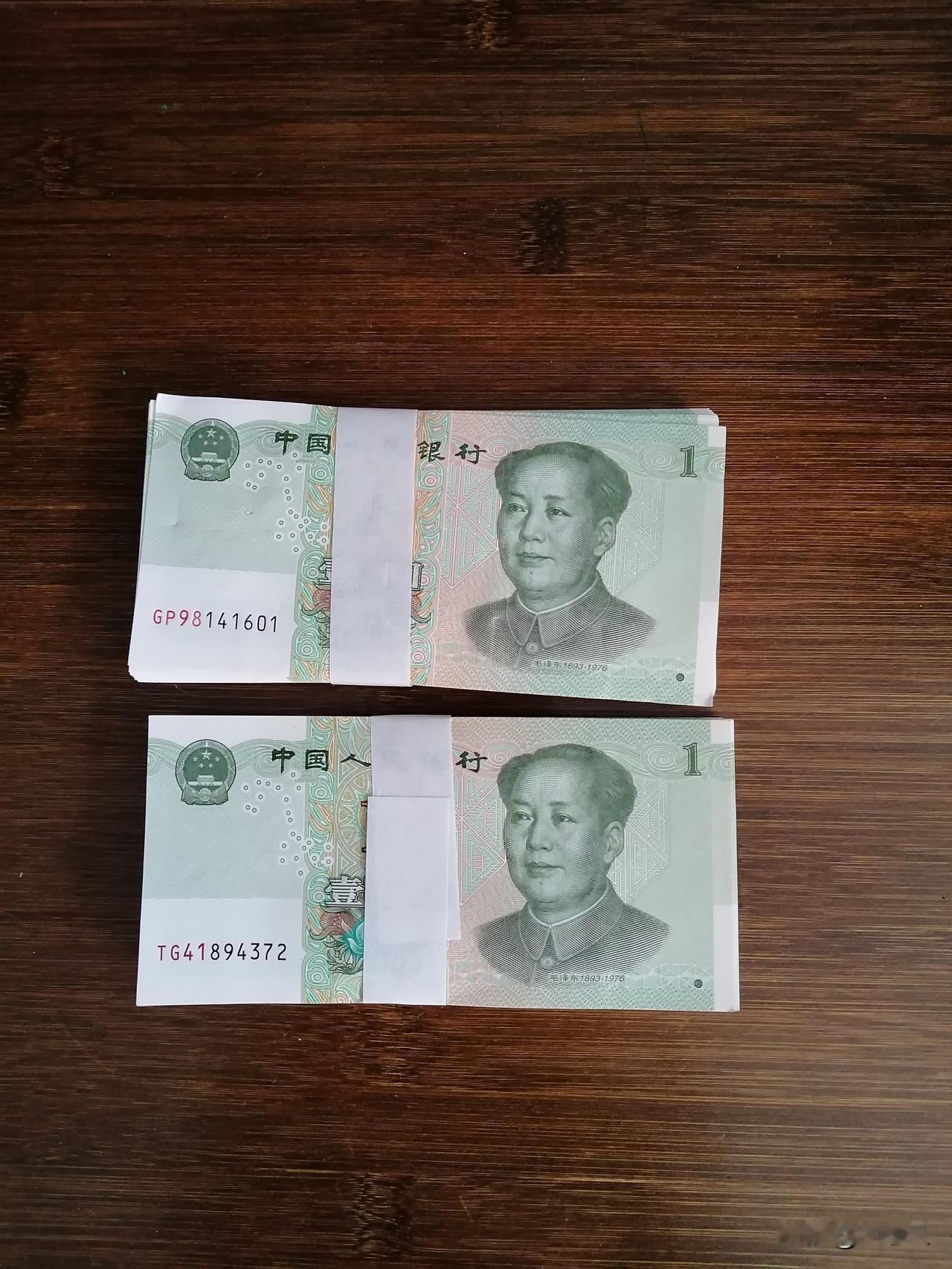 我发现了，现在去银行存款的人，好像都是退休的人，都是老年人。

下午，我去银行办