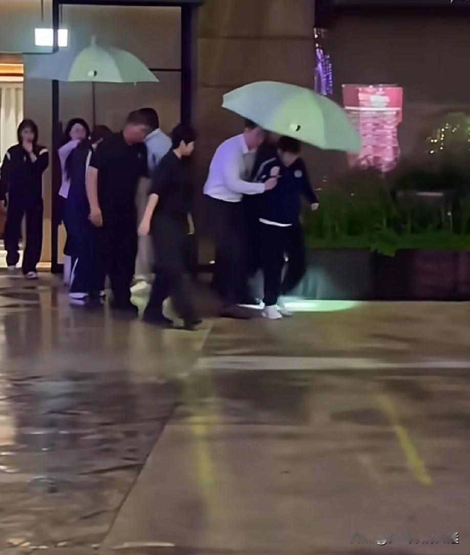 莎莎到达新加坡，哈哈，还有帅哥给撑伞，这是真把莎宝当小孩照顾了。
这孩子很招人喜