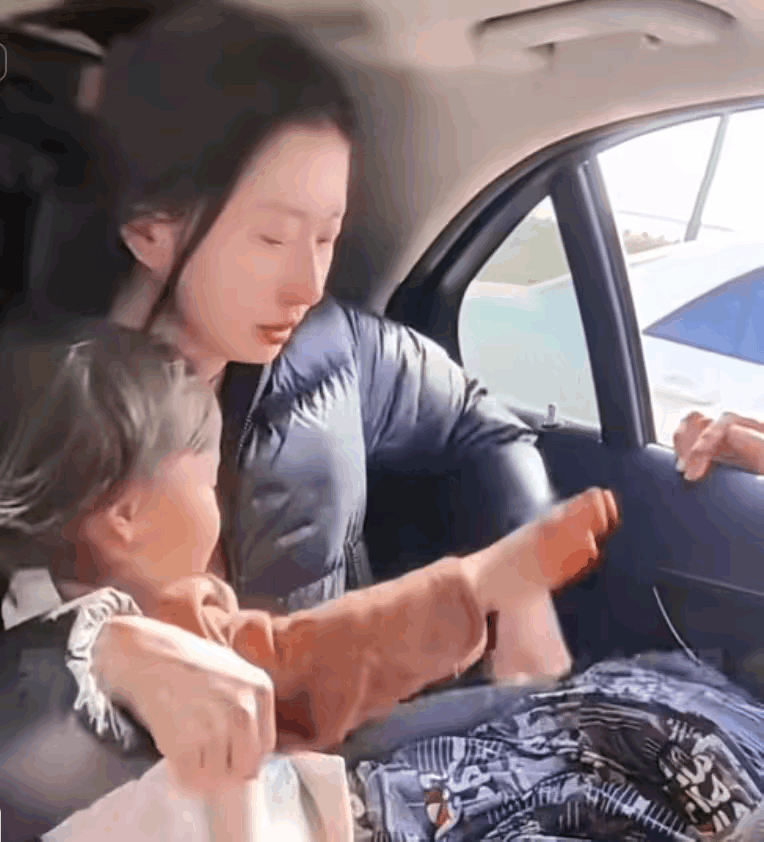 "三岁的小不点拉着姥爷的衣角哭得上气不接下气，奶声奶气地喊着'姥爷也跟我们一起走