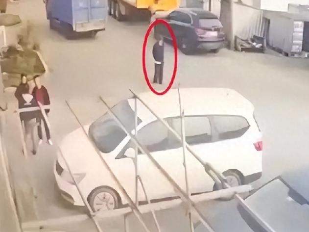 11月24日报道，广东阳江，男子倒车时，不慎将95岁老人撞倒，3个月后，老人去世