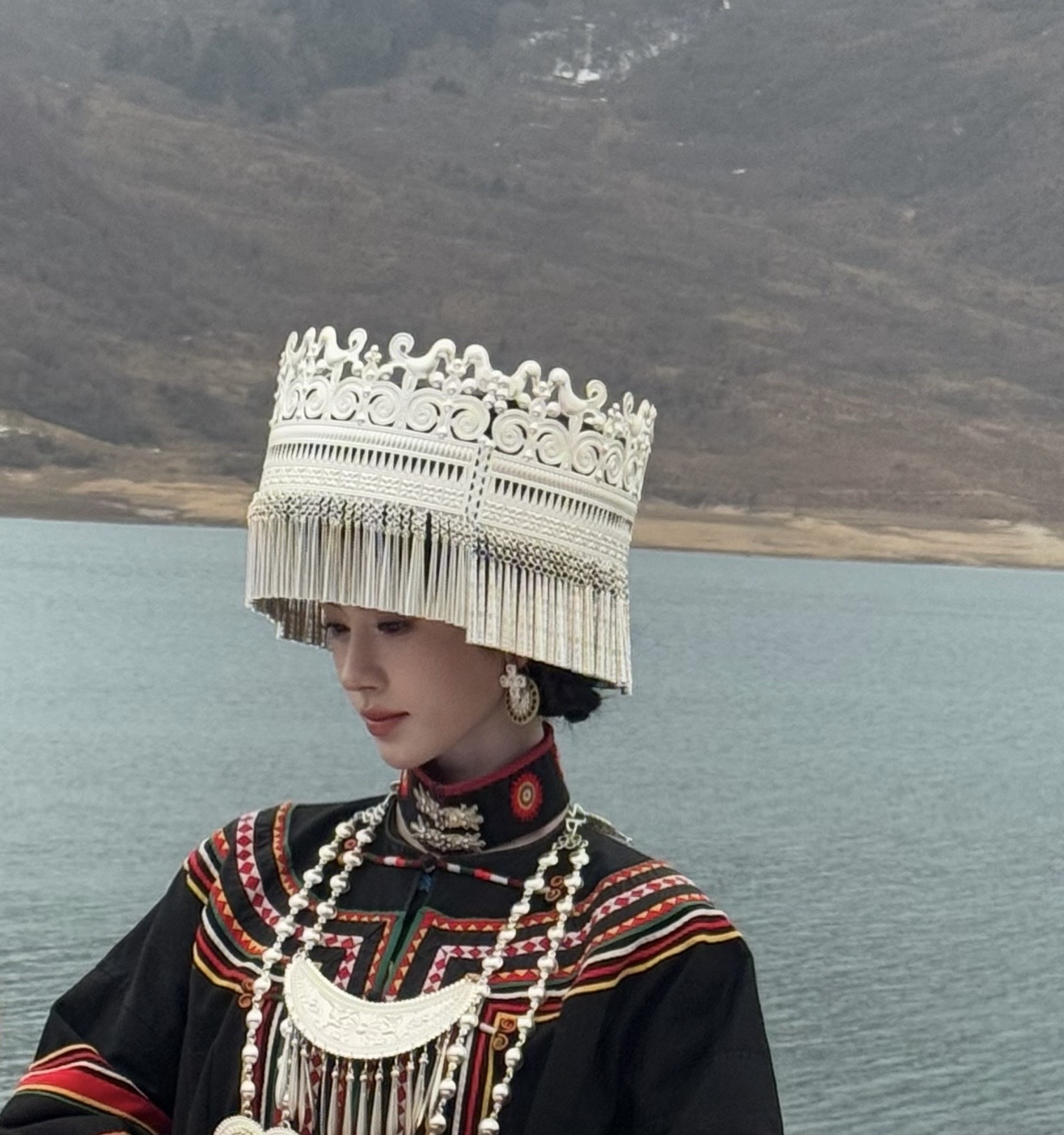 网友在冶勒湖偶遇的鞠婧祎 