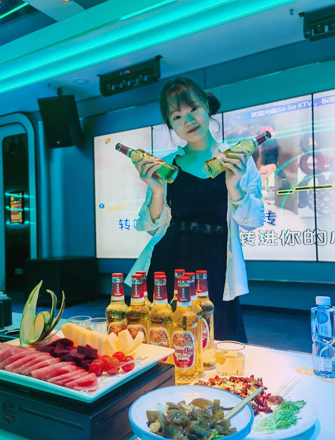 今天终于约上姐妹冲了So So KTV！从进门就被惊喜到～房间超大超敞亮，坐我们