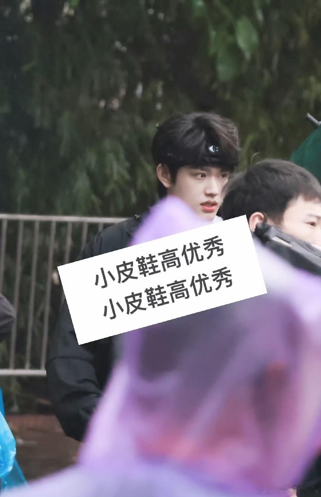 张极发带造型张极全员加速中发带造型 今日曝光张极黑色发带造型，冷脸又帅气，水嫩的