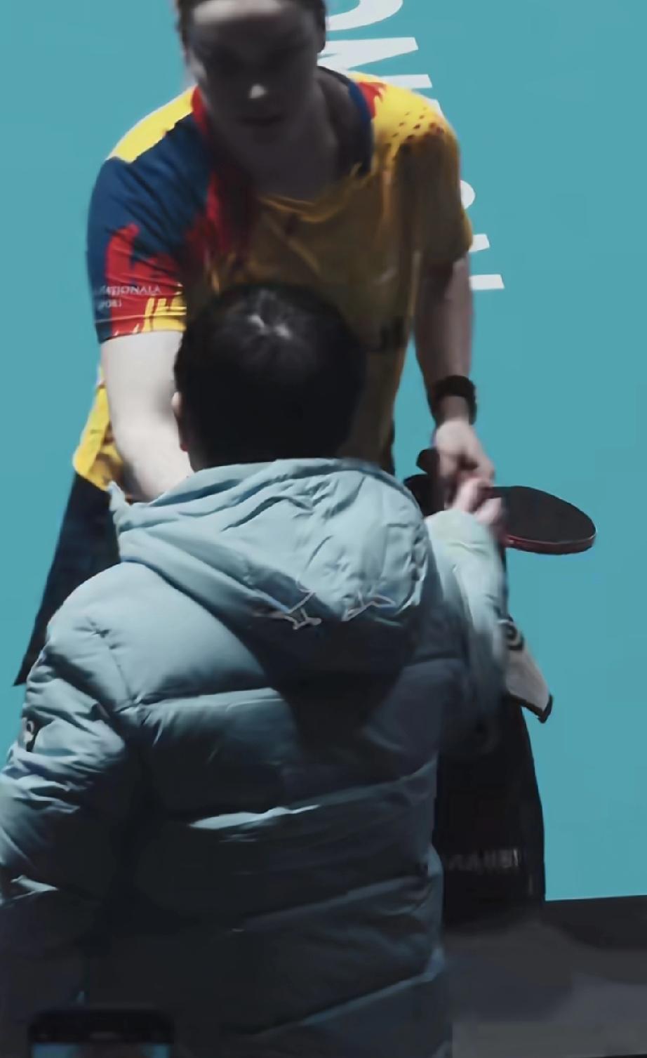 莎莎的好朋友真多，太招人喜欢了。
伦敦世乒赛现场，女团莎莎打完比赛，坐在台下看队