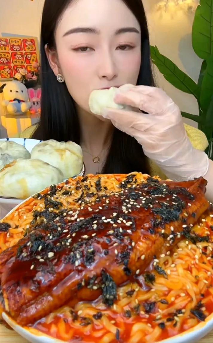 美食与美人，美味与幸福。#一张爱美食的脸# #吃甜点也要优雅# #美食绝伦# #