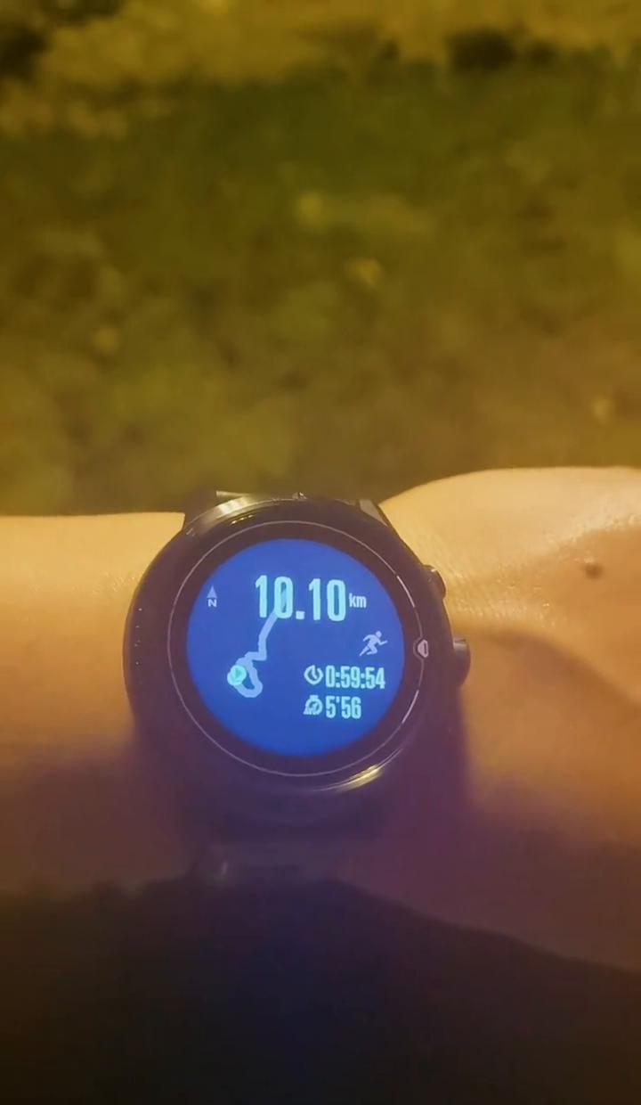 跑十公里，不看表，不比谁快，就图个腿脚热乎。
汗从额头淌到下巴，喘得像拉风箱，可