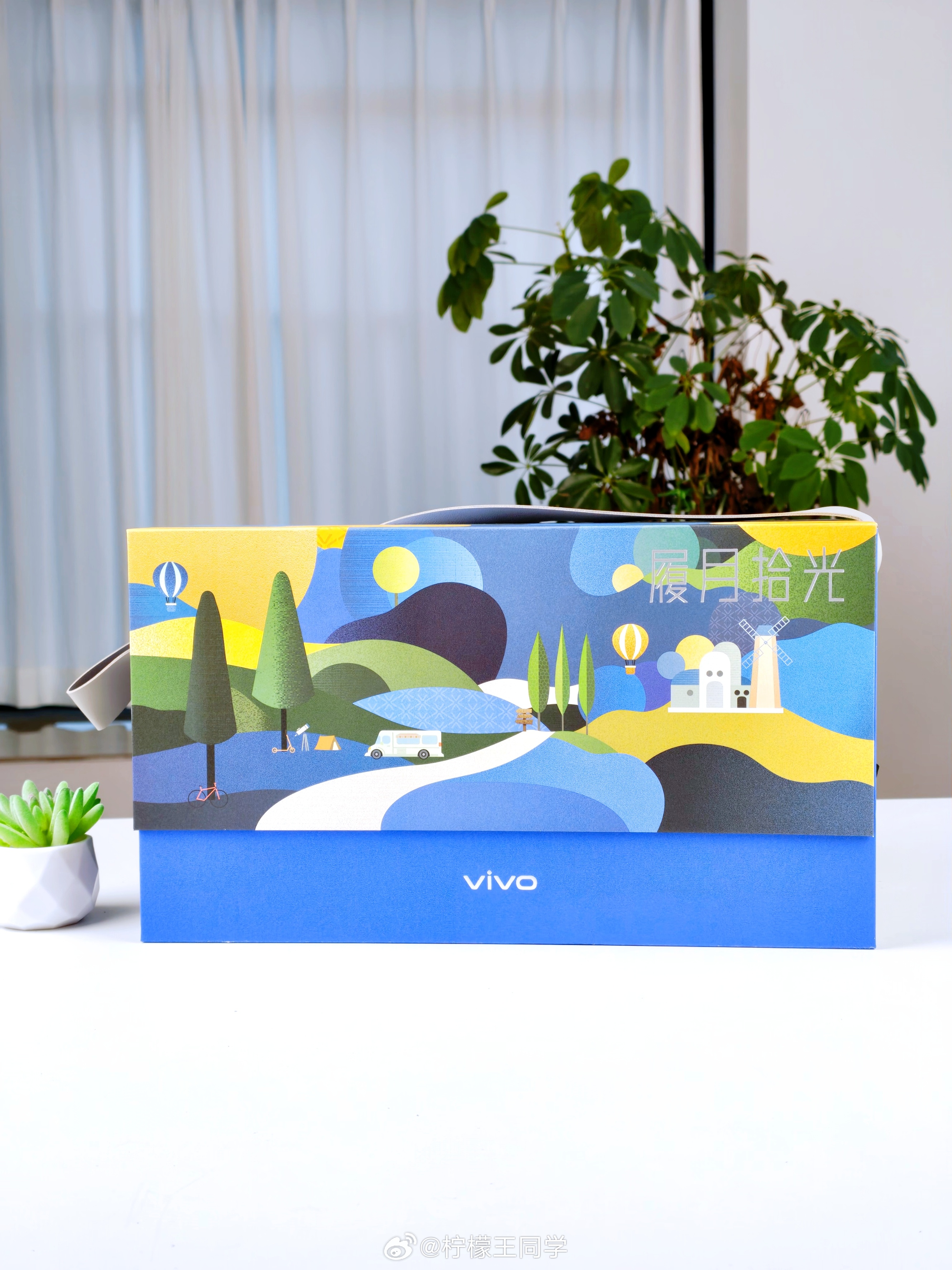 收到vivo的中秋礼盒🎁最懂媒体老师的品牌，有拍摄支架、蔡司镜片清洁湿巾、木九