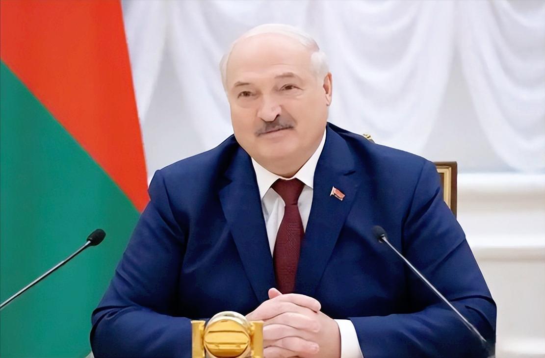 俄罗斯给西方上了一课，白俄罗斯总统卢卡申科一开口就炸翻全场，2024年俄罗斯一枚