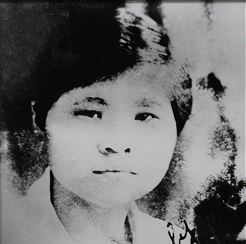 1940年，双枪女英雄李林被困在雁北的一座破庙里，日军撞开破门、一拥而入瞬间，所