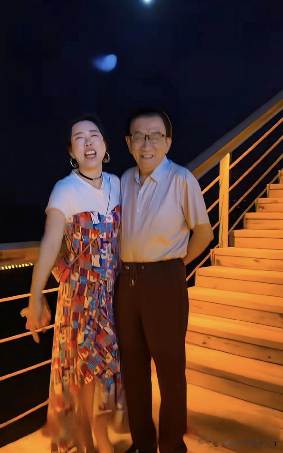 相声大师侯耀华辽宁葫芦岛现身，身边美女相伴引热议！
 
侯耀华又成了焦点——在辽