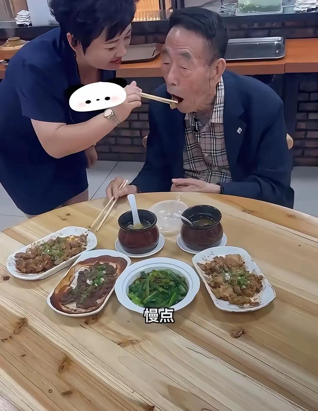 杨少华老爷子最后一顿饭吃干蒸排骨，这事听着就不对劲。九十多岁坐轮椅的老人，牙口能