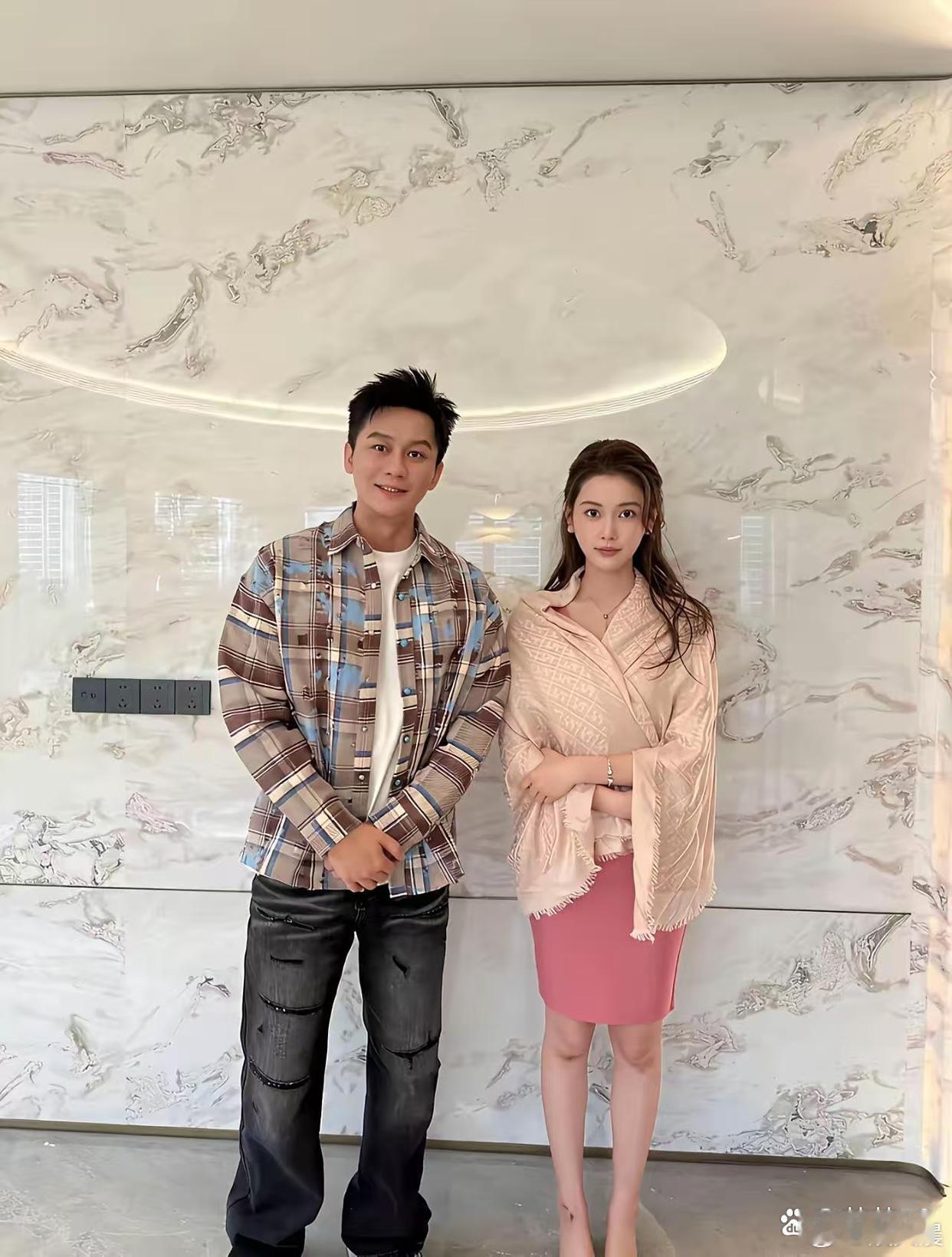 李晨身边的这位美女也太绝了吧！颜值超高气质亮眼，忍不住好奇她是谁～ 