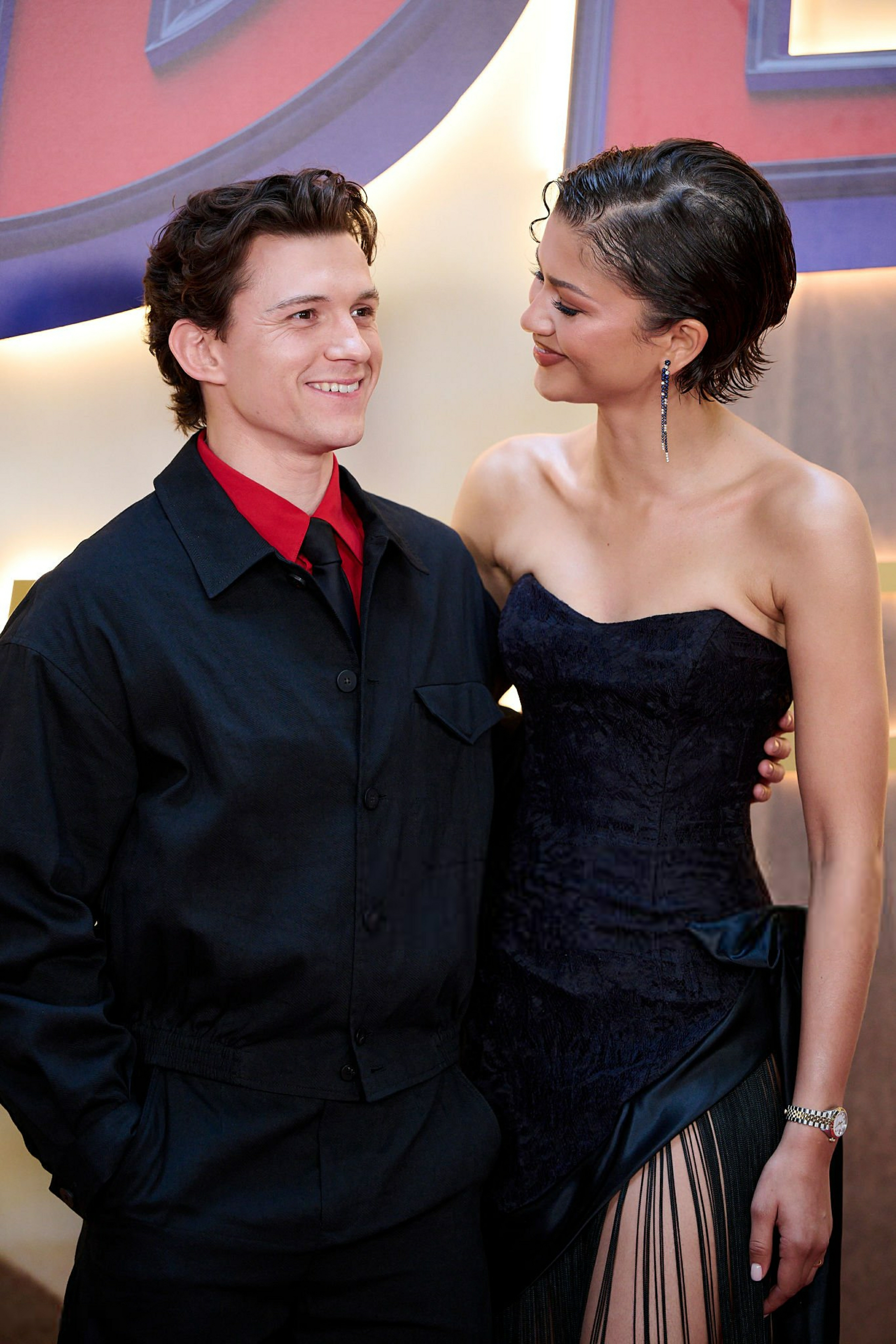 好甜！情侣档荷兰弟Tom Holland和赞姐Zendaya共同亮相蜘蛛侠：崭新