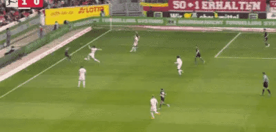 下半场伊始，弗赖堡便打破了比赛僵局。回顾进球，当曼赞比持球内切并打门时，拜仁双后