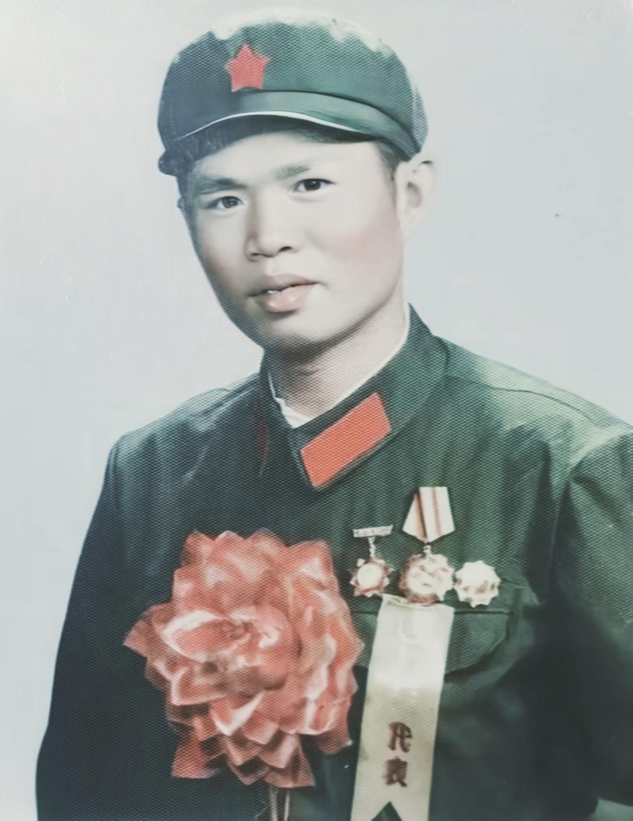 这是战斗英雄龙洪春作为英模代表出席表彰大会时的留影，当时的他是部队重点培养的年轻