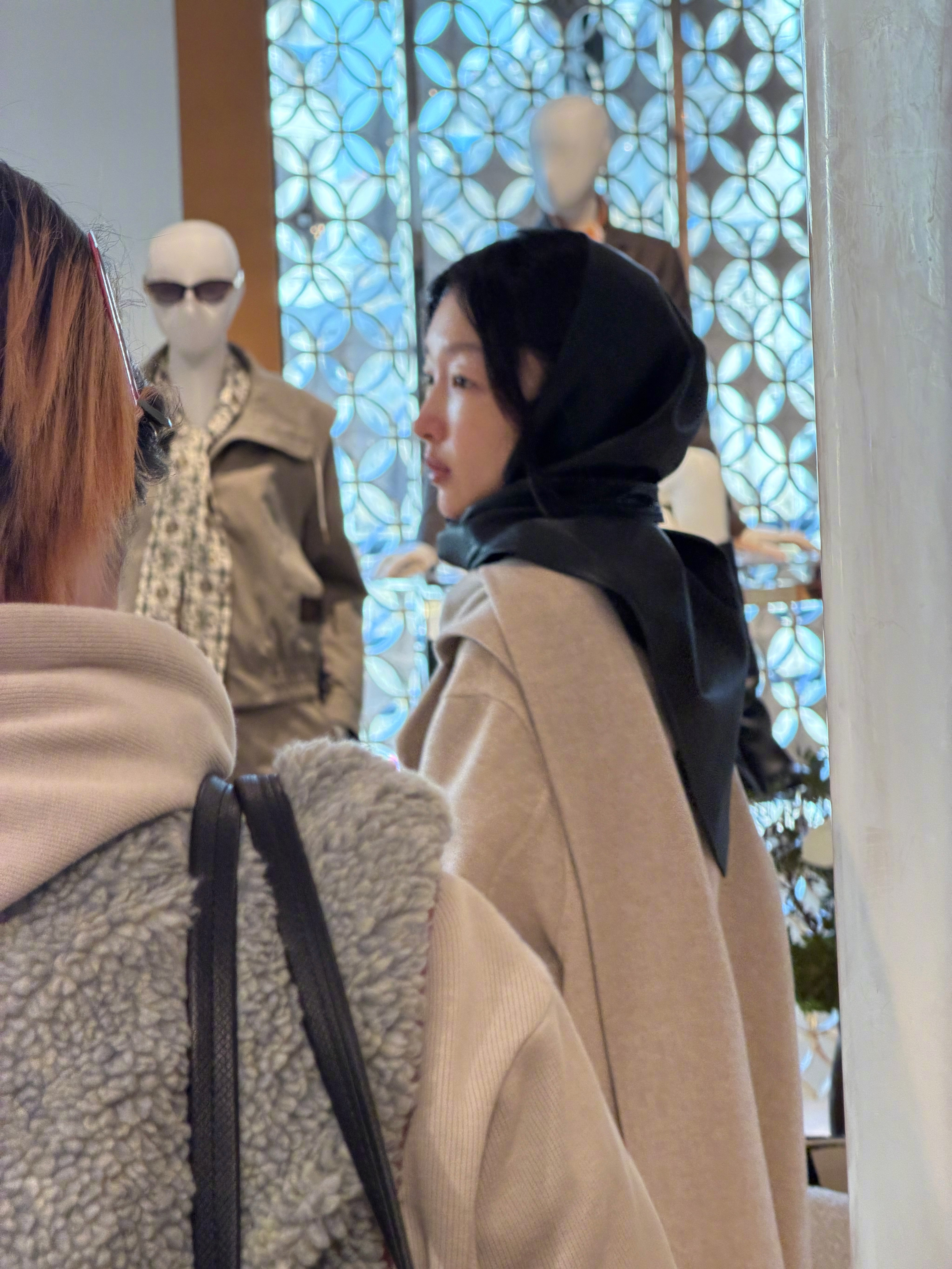 巴黎偶遇周冬雨 偶遇巴黎逛店，路透状态不错啊！期待明天看秀妆造了～ 