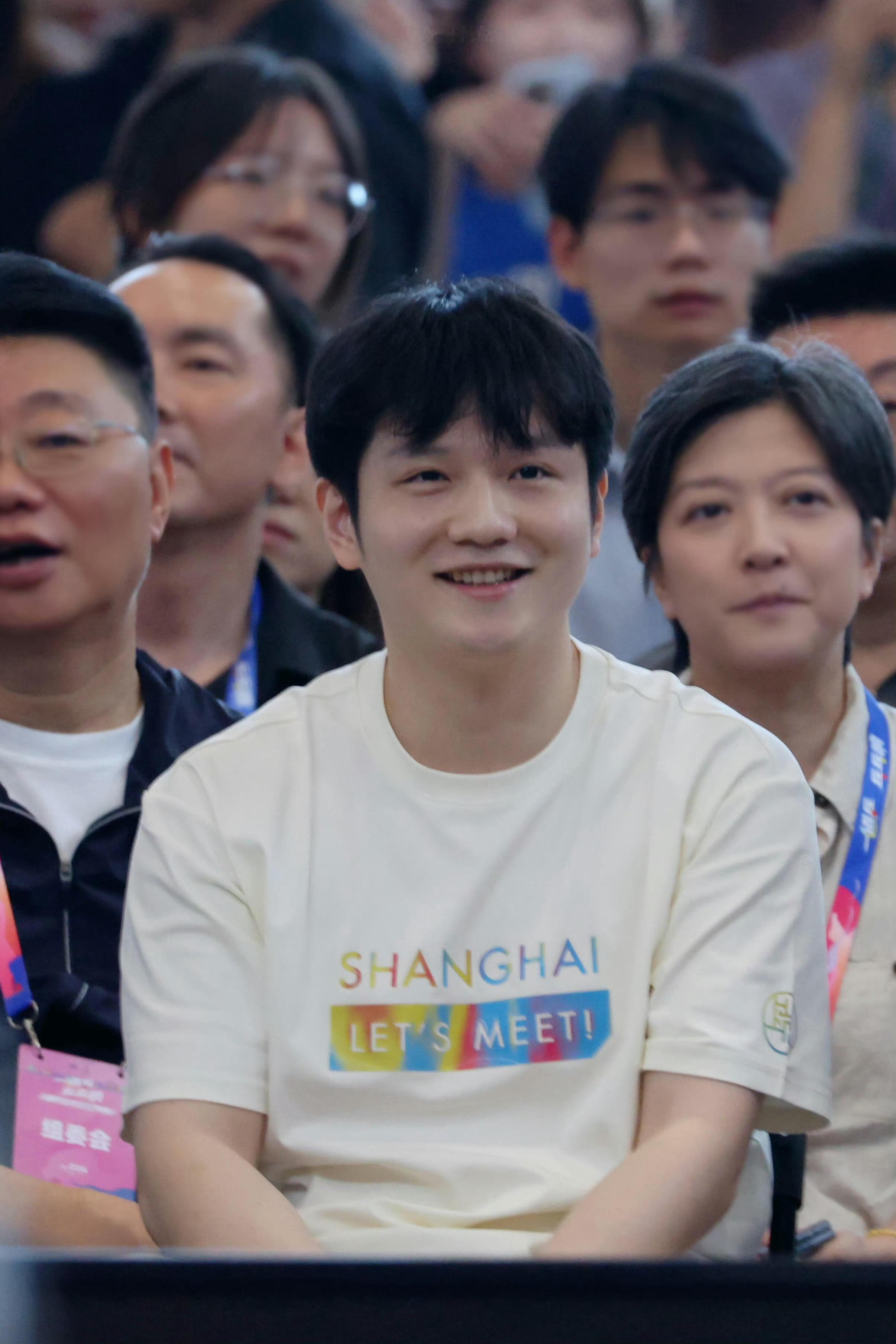 原来这件衣服胸前的slogan来自于23年上海推出的城市形象宣传片《SHANGH