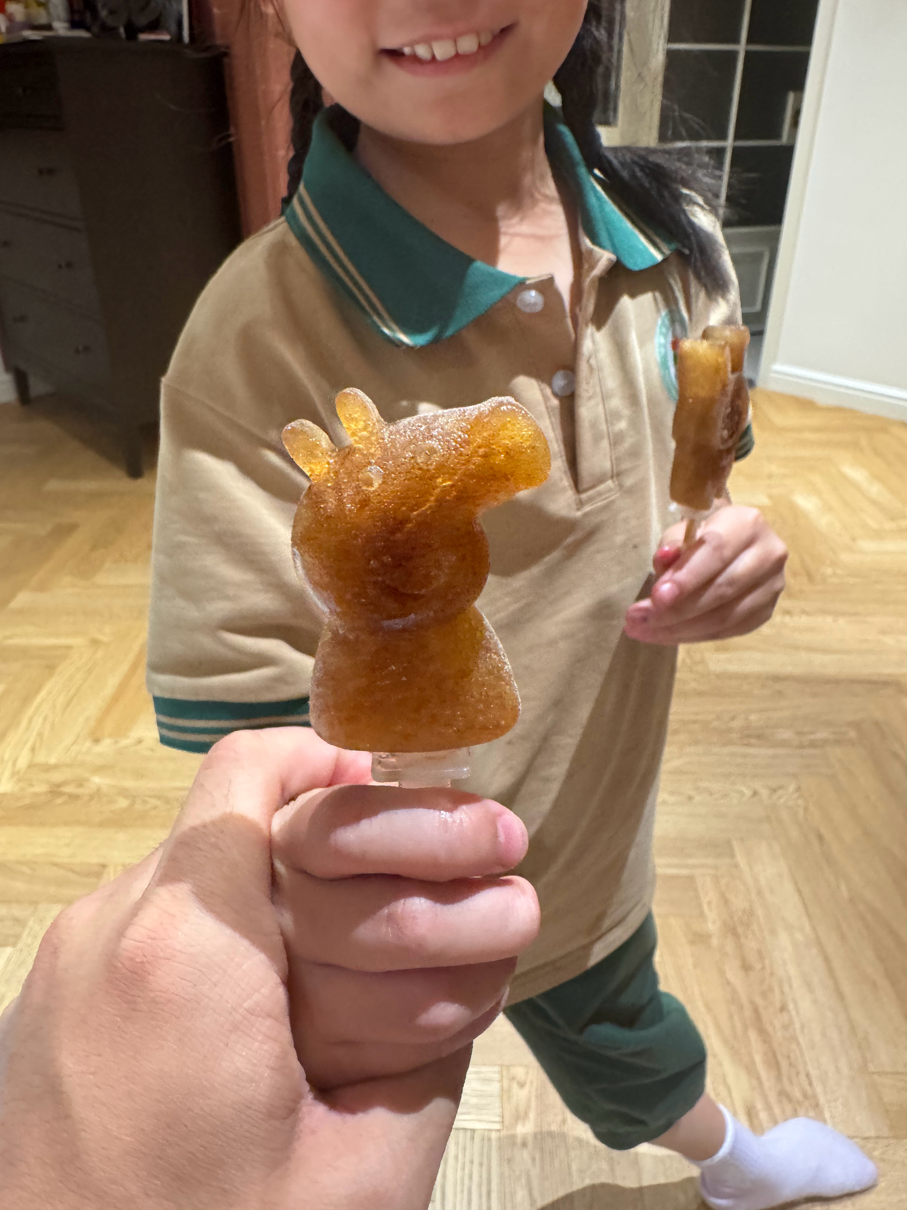刚回家就给我拿来了她自制的冰棒！哈哈，还是个小猪佩奇。 ​​​