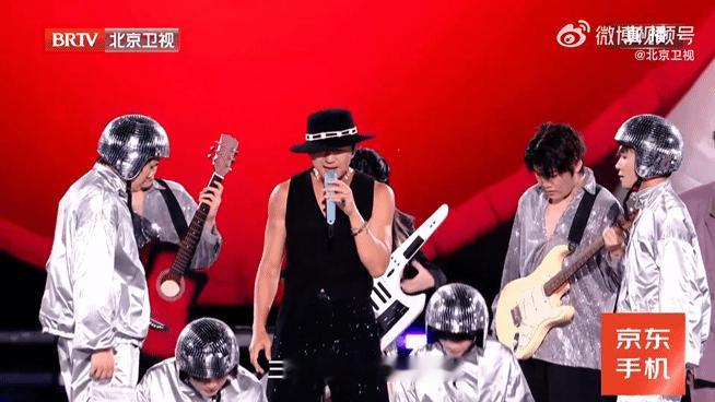  邓超没做腋下管理 倾情演绎《三天三夜》，歌声动感十足，实力唱功牢牢抓住全场目光