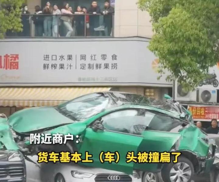 啥是全球标准制造的“五星安全”车型？翻滚/追尾/重压真实事故，特斯拉护车主毫发无