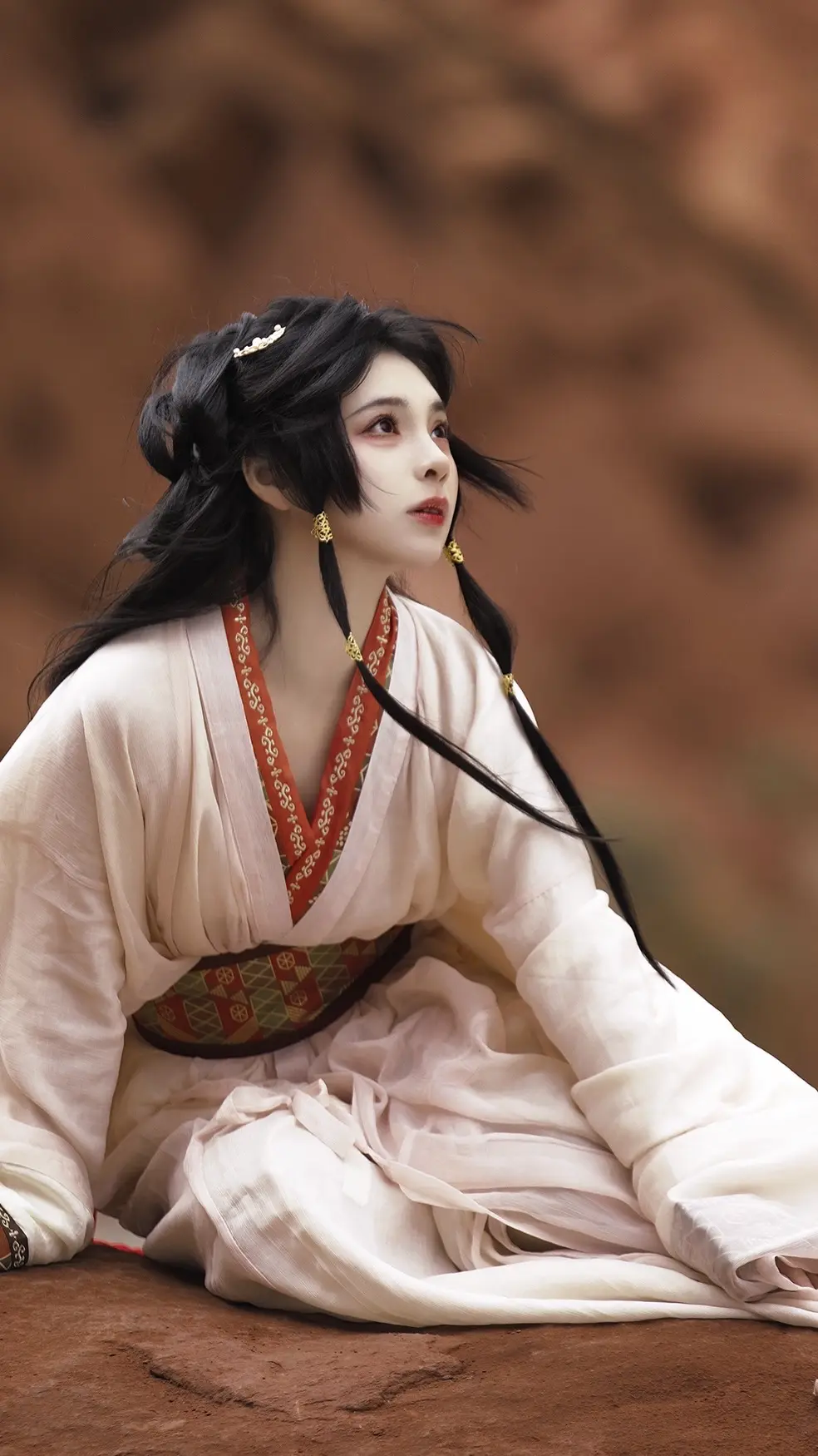 在新疆山头拍到了人生照片。出镜：张家小界 在喀什附近的不知名山头拍到人生照片