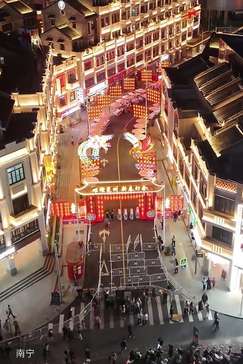 被人笑话南宁“穷疯了”，友仔们冤不冤？

一条不过百米长的仿古商业街，开了几家快