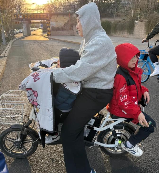 梁靖崑骑着电动车，带着两娃，引来网友共情。
网友没想到，世界冠军也带娃，而且骑着