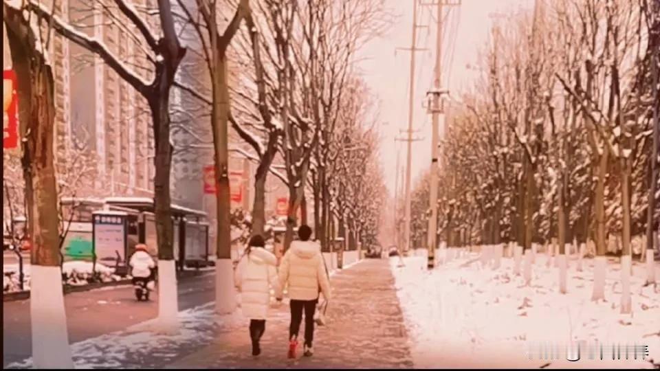 上联:踏雪寻梅千树灿
下联:迎风望月半勾悬
          (你对下联)
