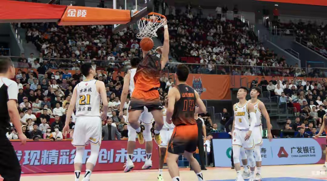 山东男篮下赛季的本土阵容调整肯定会有，高诗岩和陶汉林都会留队，陈林坚本来就是两年