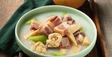 上海腌笃鲜腌笃鲜是上海地区的特色菜肴，也是本帮菜，来源于宁波菜。这道菜口味咸鲜、